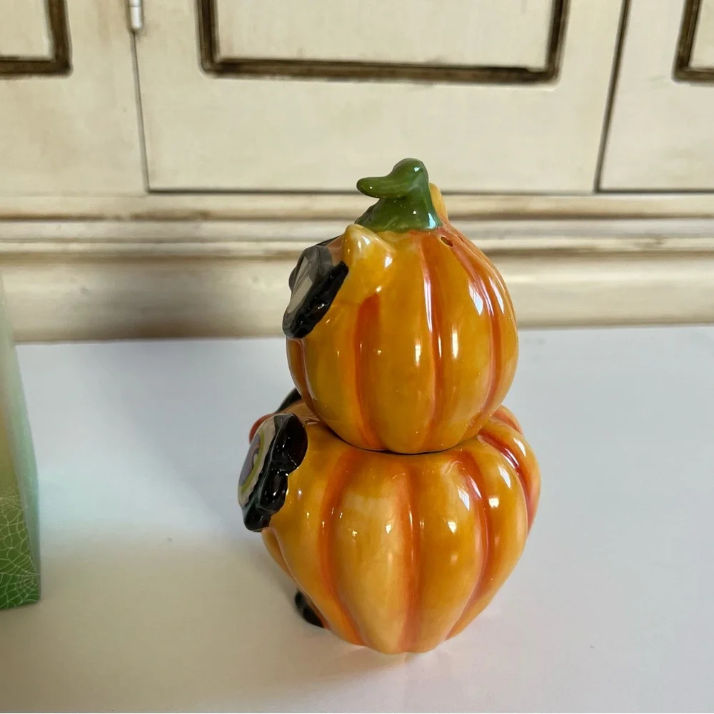 NIB Cracker Barrel Fall Halloween Salt & Pepper Cat & Owl Pumpkin, Stackable